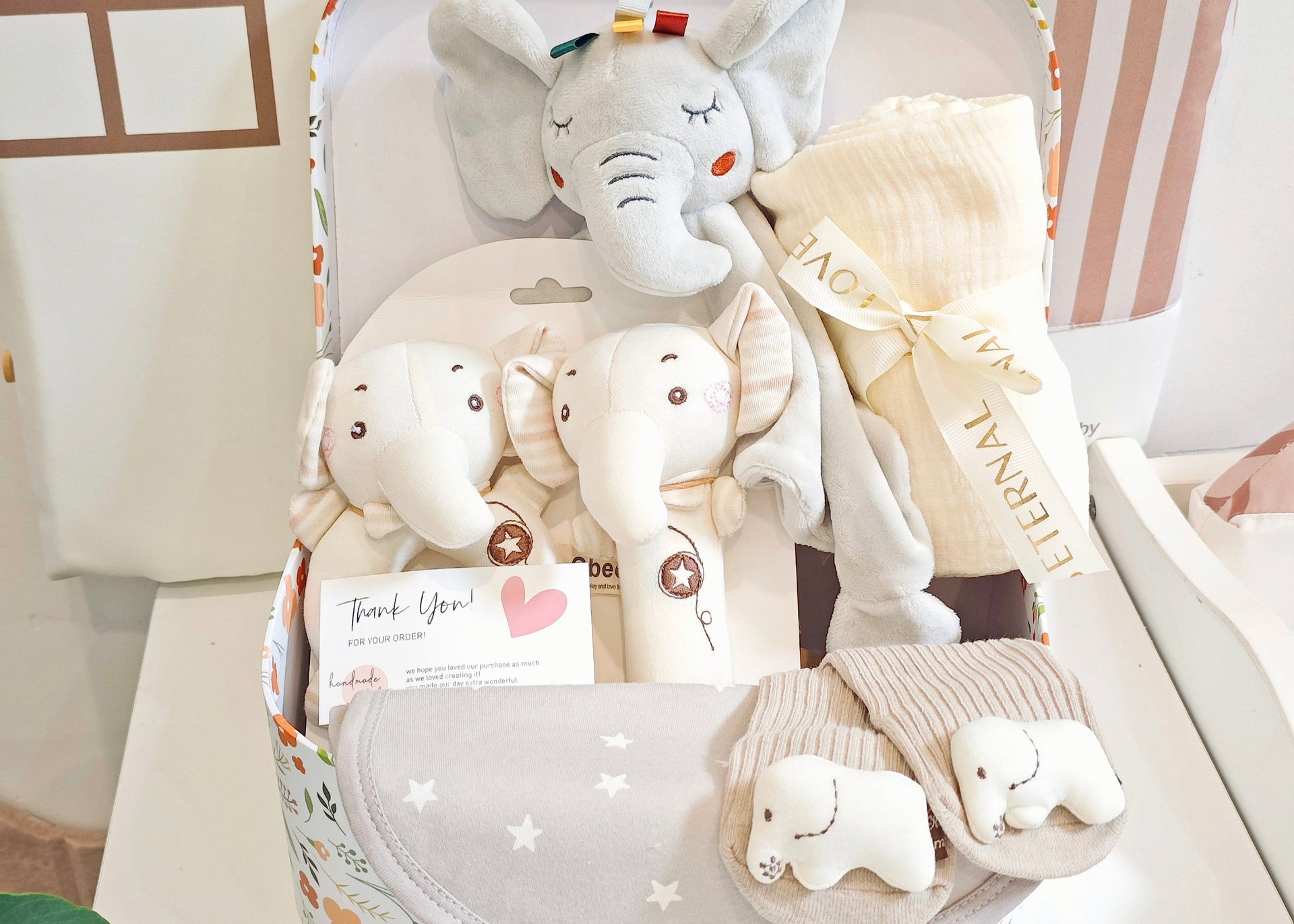 Premium Newborn Gift Box Set 0-6 Months | Baby Shower Essentials with Swaddle Blanket, Rattle Toys, Socks & Burp Cloth | Luxury Handled Gift Packaging
